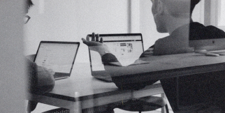 Zdjęcie z dwiema osobami pracującymi na laptopach